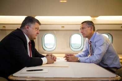 Порошенко проводить переговори із Генсеком НАТО у небі над Україною (ФОТО)