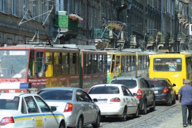 У центрі Львова паралізовано рух трамваїв