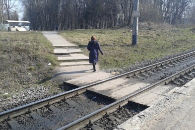 Депутати обласної ради пропонують змінити облаштування пішохідних переходів на залізничних коліях
