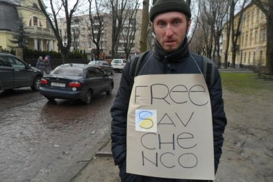 Львів'янин під консульством Росії: "кожен повинен вийти на підтримку Савченко!" (ФОТО)