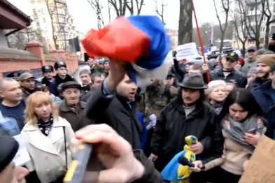 З'явилося відео, як Парасюк зірвав російський прапор із консульства Росії (ВІДЕО)