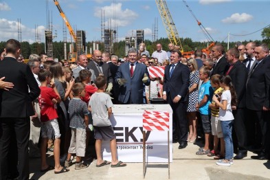 Порошенко заклав капсулу в місці будівництва іноземного заводу на Львівщині (ФОТО)